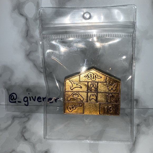 GOLD LOVER HOUSE / ERAS TOUR - TAYLOR PIN - Picture 3 of 10